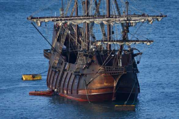 27 September 2023 - 18:16:15
At last some decent warm light to reflect the wooden hull of the galleon. Did I say wooden ? I understand it's actually plastic.
-----------------
El Galeon Andalucia in Dartmouth